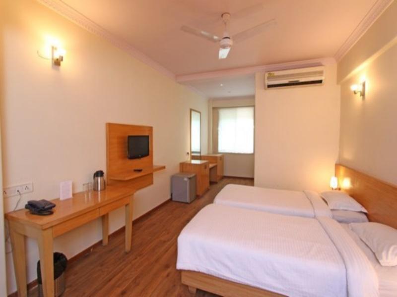 Hotel Shantidoot, Dadar Malad Bagian luar foto