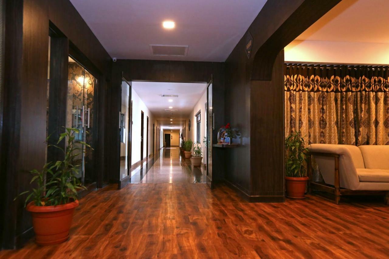 Hotel Shantidoot, Dadar Malad Bagian luar foto